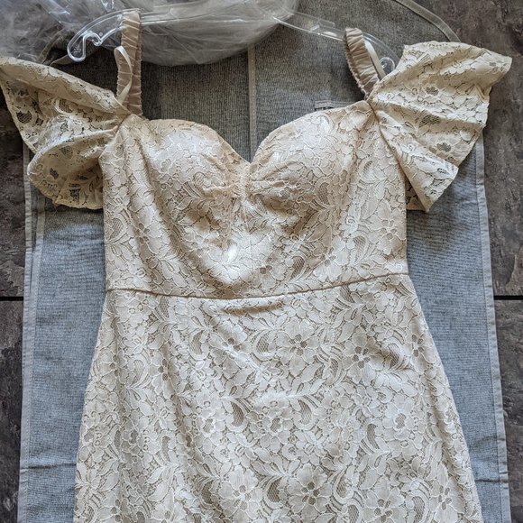 Found a different dress - Picture 7 of 9